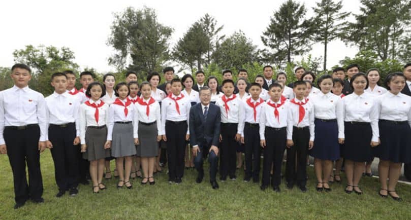 북한 청소년 단체사진