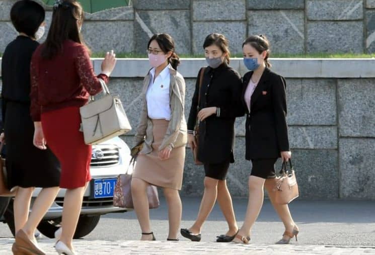 북한 여성들이 짧은 치마를 입은 모습
