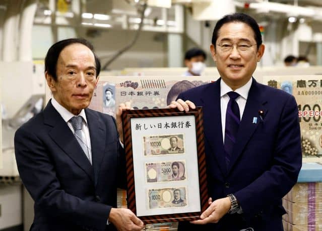 일본중앙은행(BOJ)에서 우에다 가즈오 총재가 일본 신권을 소개하는 모습