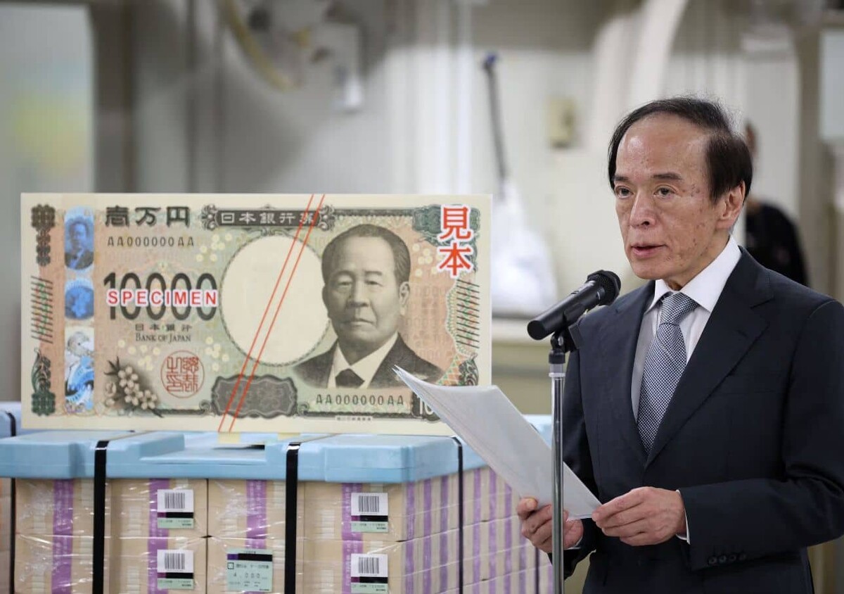 우에다 가즈오 일본은행 총재가 일본은행에서 신권에 들어간 초상화 시부사와 에이치에 대해 설명하는 모습