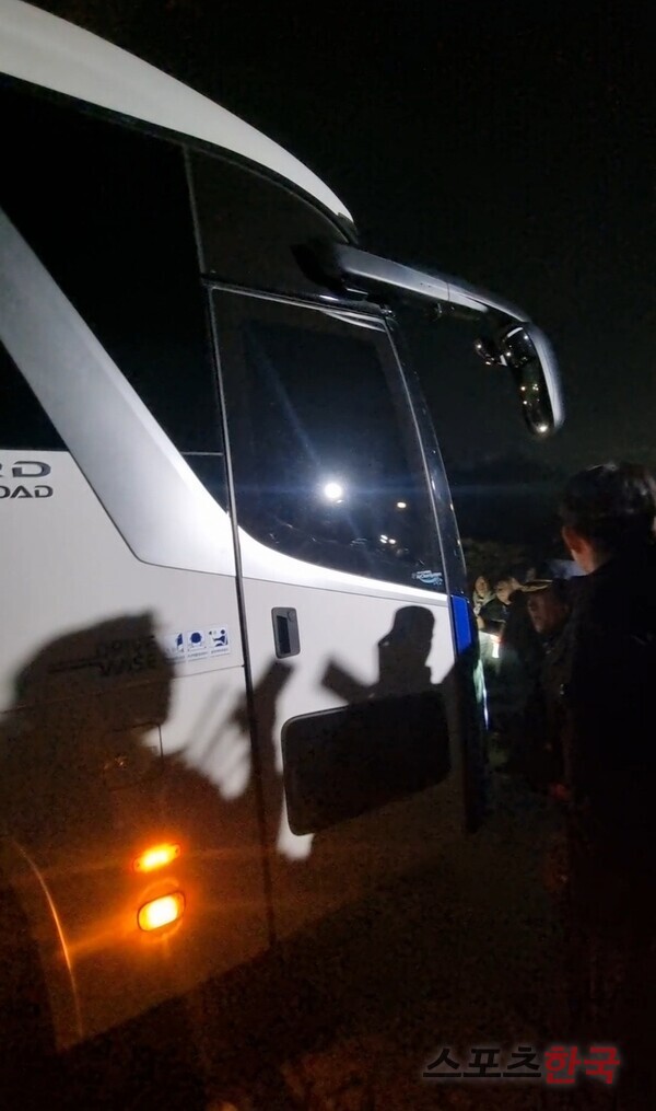 2시간 이상 걸린 팬-구단 대치 끝에 경기장을 빠져나가는 수원 삼성 선수단 버스. ⓒ스포츠한국 김성수 기자